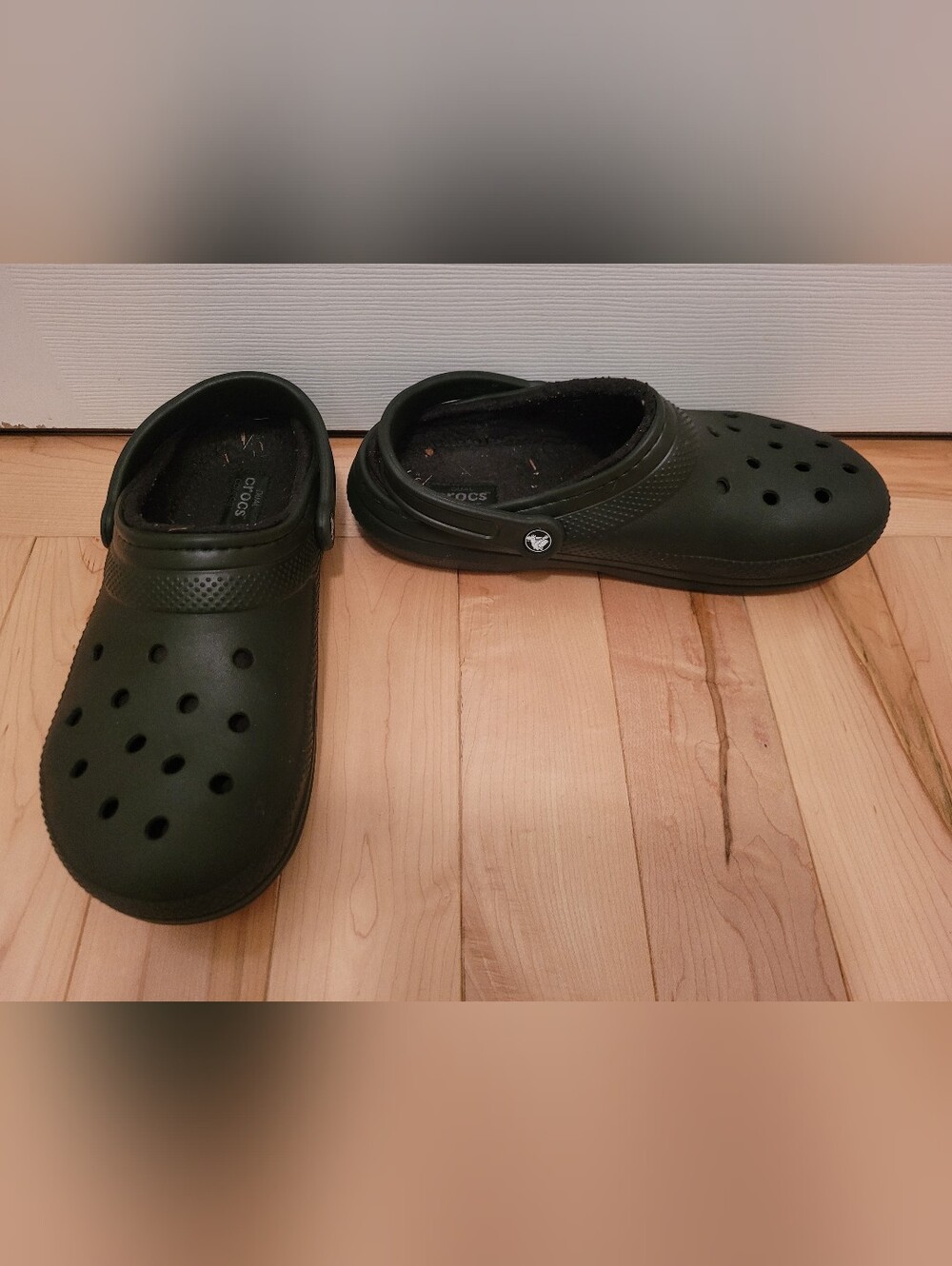 Crocs men's size 10 black lined clogs